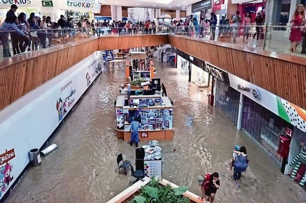 La planta baja del centro comercial Plaza Patria quedó anegada, por lo que varios visitantes tuvieron que ser auxiliados para salir (ESPECIAL)