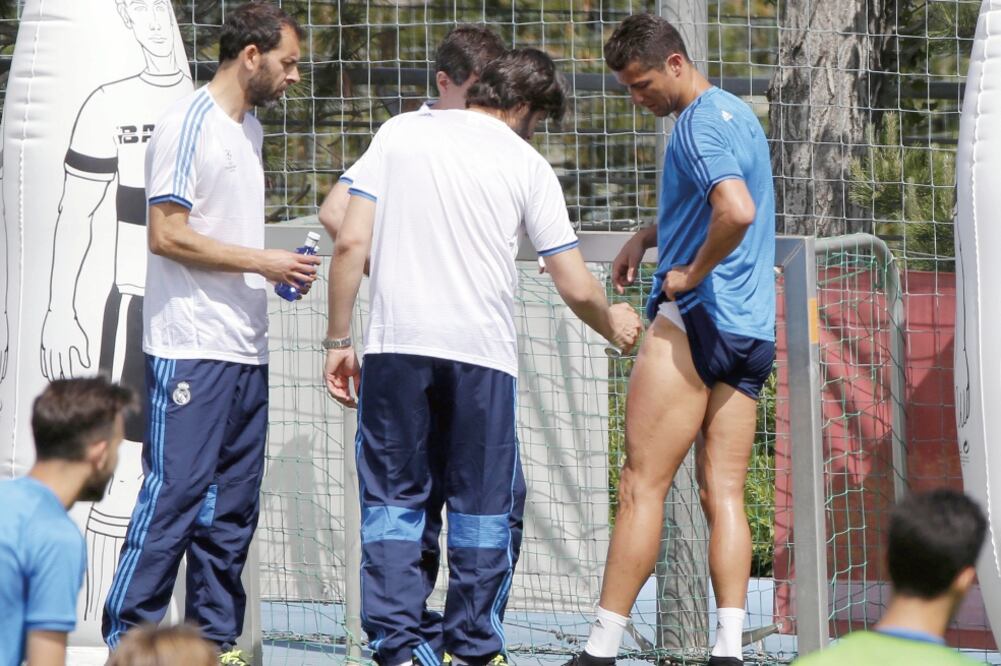 Cristiano tuvo que salir del entrenamiento luego de un golpe, pero todo quedó en un susto (CHEMA MOYA. EFE)