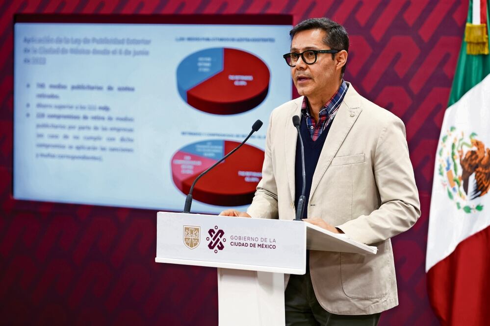 Carlos Ulloa, titular de Seduvi, pidió la colaboración de las empresas y cumplir con el retiro de los espectaculares. Foto: Especial