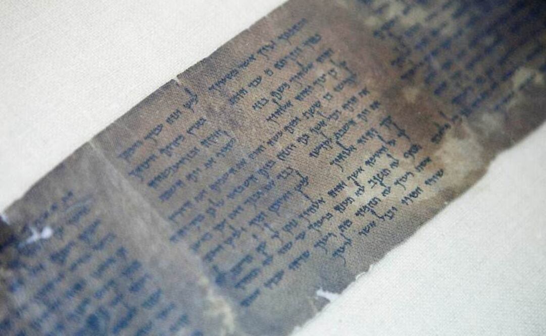 El manuscrito es tan delicado que sólo se exhibirá en el Museo de Israel en Jerusalén durante dos semanas antes de ser devuelto a una cámara climatizada en el museo. FOTO: Dan Balilty/AP