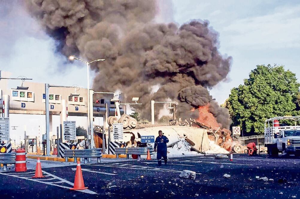 El siniestro afectó también parte de la caseta de cobro ubicada en las inmediaciones del kilómetro 40 de la nueva autopista con dirección a la ciudad de Toluca, hasta donde llegaron bomberos y personal de Protección Civil (FOTOS: OBTURADORMX)