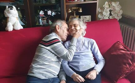 Muere mujer italiana a la que su esposo le llevó serenata afuera del hospital