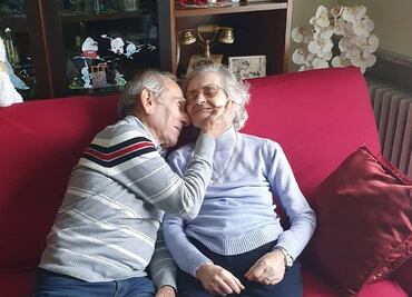 Muere mujer italiana a la que su esposo le llevó serenata afuera del hospital