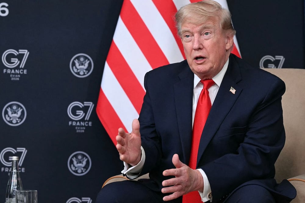 El presidente estadounidense, Donald Trump, habla con los medios, en el marco de la cumbre del G7, en Évian, Francia. FOTO: MANDEL NGAN. AFP