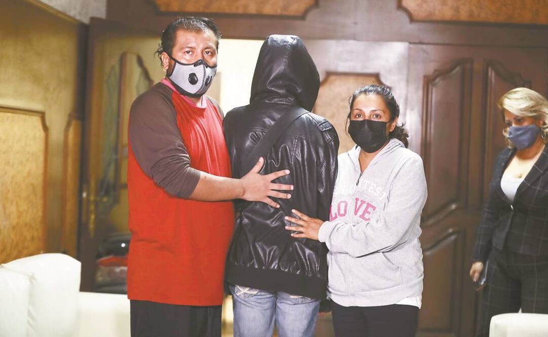 Padres de uno de los dos jóvenes que acusó al diputado morenista Benjamín Huerta de abuso sexual dieron ayer una conferencia de prensa sobre la situación por la que pasa su hijo. Foto: Valente Rosas. EL UNIVERSAL