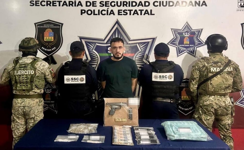 Cae "El Danone" en Cancún por probables delitos contra la salud y violación a la Ley Federal de Armas de Fuego.
Foto: Especial.