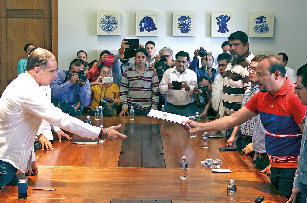 En junio pasado, el gobernador Gabino Cué informó que su administración no había erogado recursos adicionales para la nómina magisterial, sino que Hacienda los proporcionó el año pasado