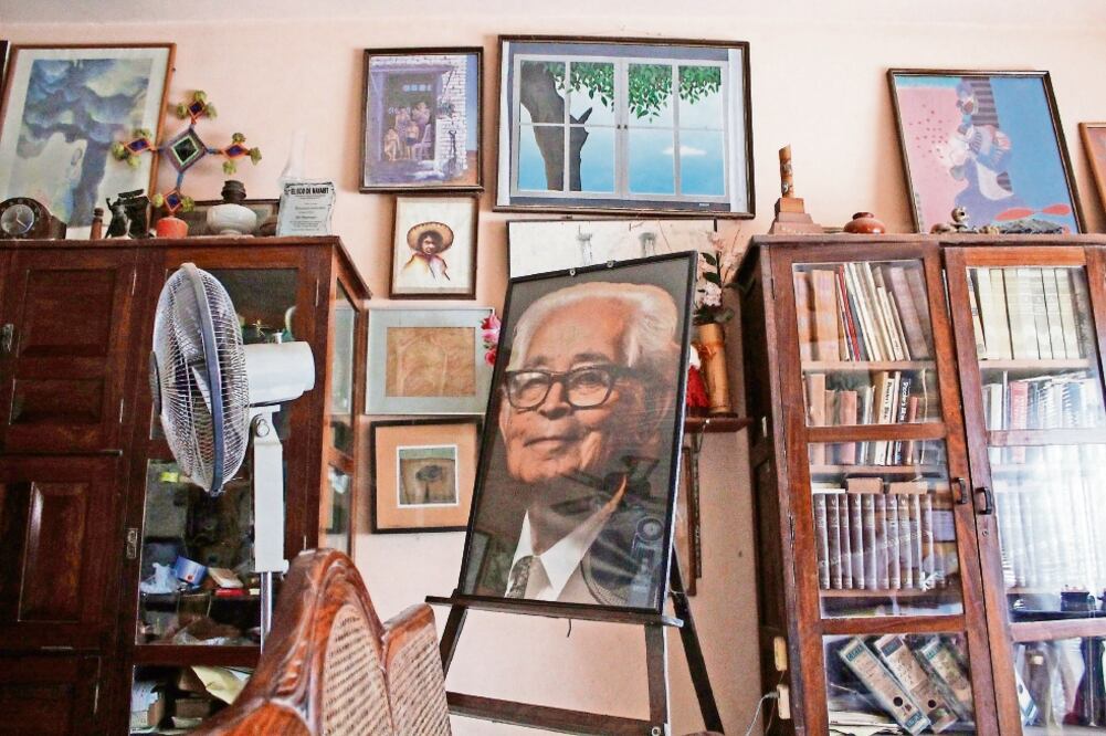 Fotografías, premios y libros de Alí Chumacero destacan en la sala y en las paredes de la casa familiar, donde ahora vive Alfonso, el hermano menor del poeta y editor (FOTOS JORGE ALBERTO MENDOZA. EL UNIVERSAL)