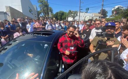 Alumnos regalan auto a profesor, tardaba horas en llegar a la escuela
