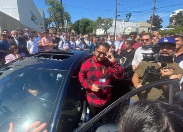 Alumnos regalan auto a profesor, tardaba horas en llegar a la escuela