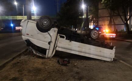 Camioneta vuelca en CDMX y le hallan 200 "tabiques" de supuesta cocaína en doble fondo