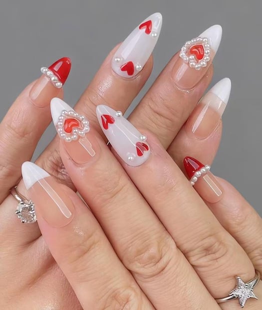 Uñas con perlas y corazones. Foto: Etsy