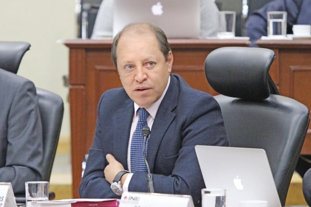El consejero Marco Antonio Baños dice que el tema de las renuncias de mujeres debe ser regulado en las legislaciones locales y federal. Foto: ARCHIVO EL UNIVERSAL