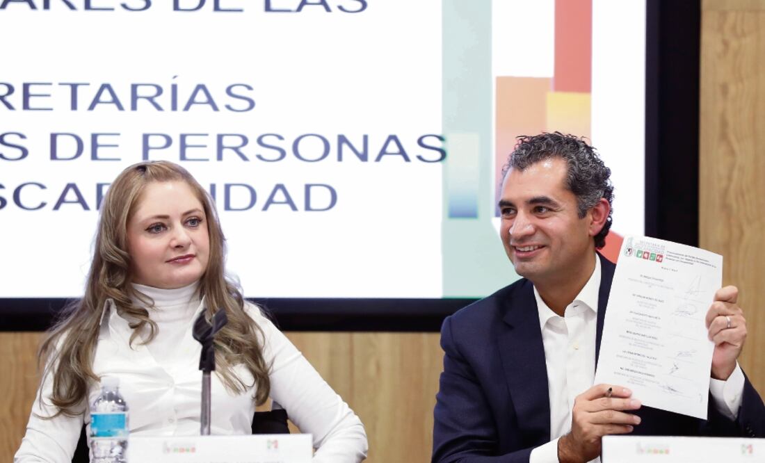 La diputada Claudia Anaya y el presidente del PRI, Enrique Ochoa, en la firma de un pronunciamiento en el Día Internacional de las Personas con Discapacidad. (IMAGEN TOMADA DEL LA PÁGINA DEL PRI)