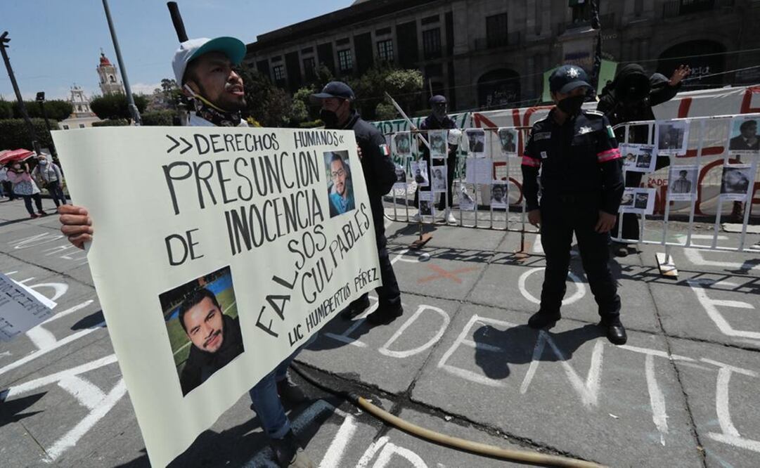 En el lugar se registró un conato de bronca con el grupo de feministas radicales que mantienen un plantón frente al palacio legislativo. Foto: Jorge Alvarado   
