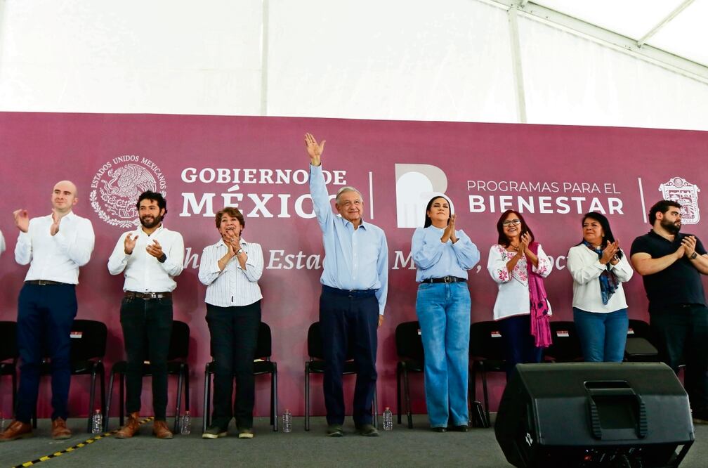El presidente Andrés Manuel López Obrador realizó una gira por el Estado de México acompañado de la gobernadora Delfina Gómez (izq.) y encabezó un mitin en Valle de Chalco. Foto: Presidencia