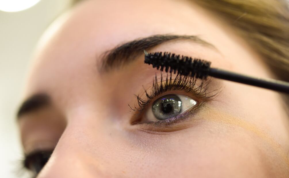Es importante cuidar el maquillaje que aplicas en tus ojos, Foto: Freepik