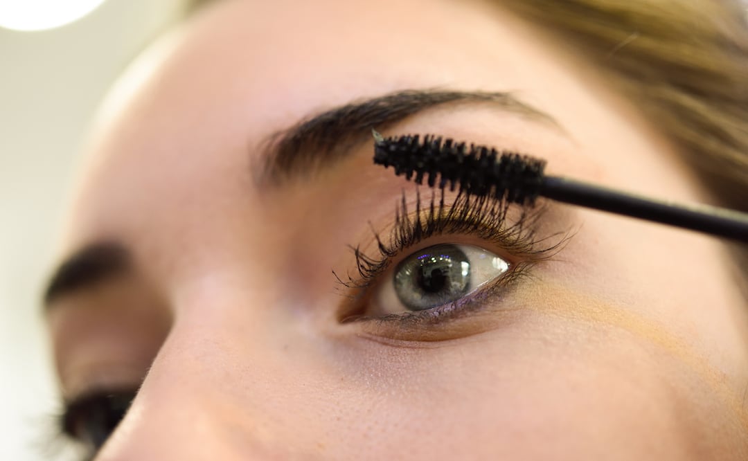Sombras, rímel y delineador pueden ayudarte a llevar tus ojos azules a otro nivel. Foto: Freepik