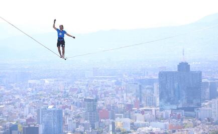 German balances across Mexico City’s skies 