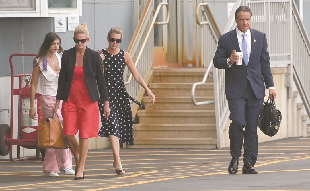 El gobernador Andrew Cuomo, antes de abordar un helicóptero, tras anunciar que en 14 días dejará el cargo. Foto: Seth Wenig. AP