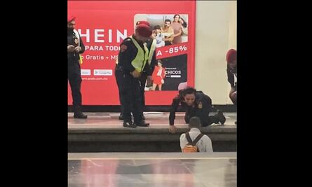 Video. ¡Policía héroe!: hombre invidente cae a las vías del Metro y uniformada lo salva