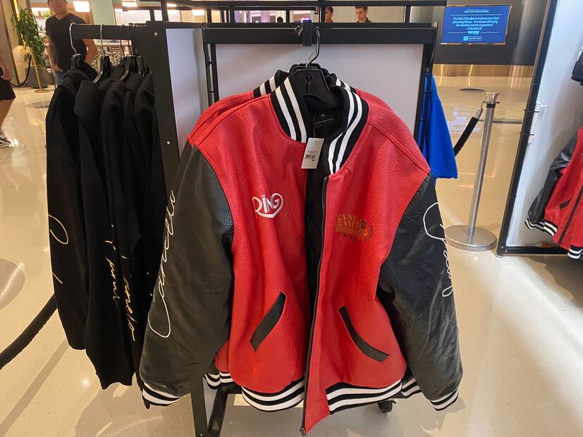 Productos oficiales de la pelea Canelo vs Crawford / Foto: Nicolás Schiller - EL UNIVERSAL