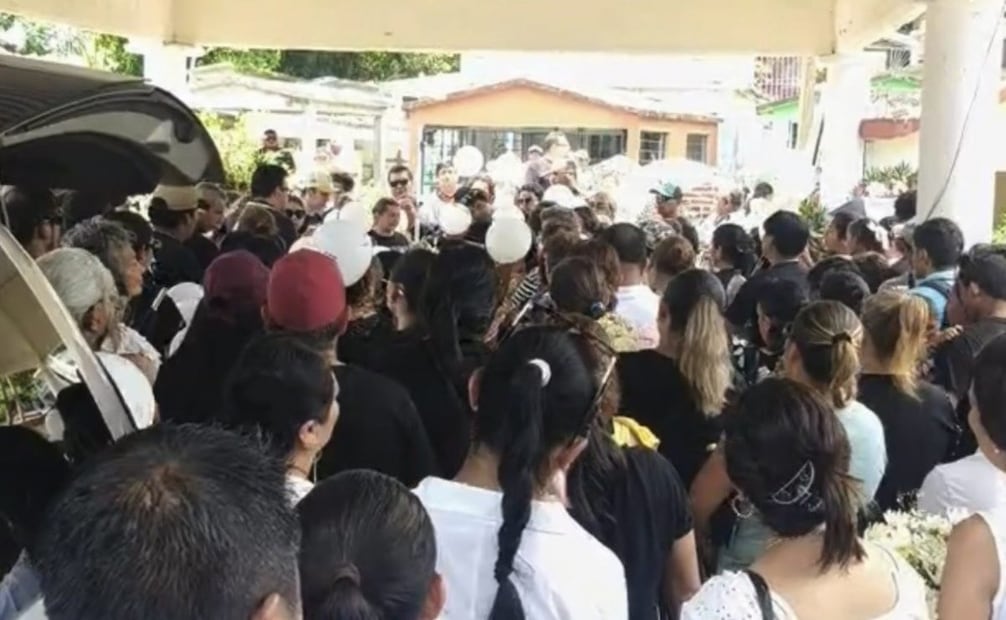 Familiares y seguidores dan último adiós a la influencer Paola Márquez; Fiscalía mantiene abierta la investigación.
Foto: Especial.