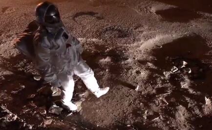 Artista simula estar en Marte para denunciar los baches en calles de India 