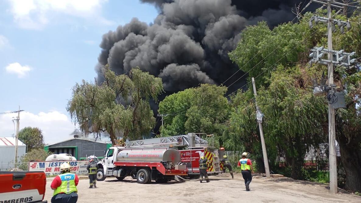 Incendio en fábrica de aditivos de automóviles en Cuautitlán Izcalli, Estado de México. (Foto: especial)