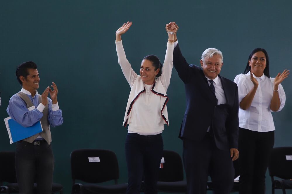 Andrés Manuel López Obrador y Claudia Sheinbaum, jefa de gobierno capitalino, en el evento de Programas Integrales para el Bienestar en la alcaldía Gustavo A. Madero. FOTO: Archivo