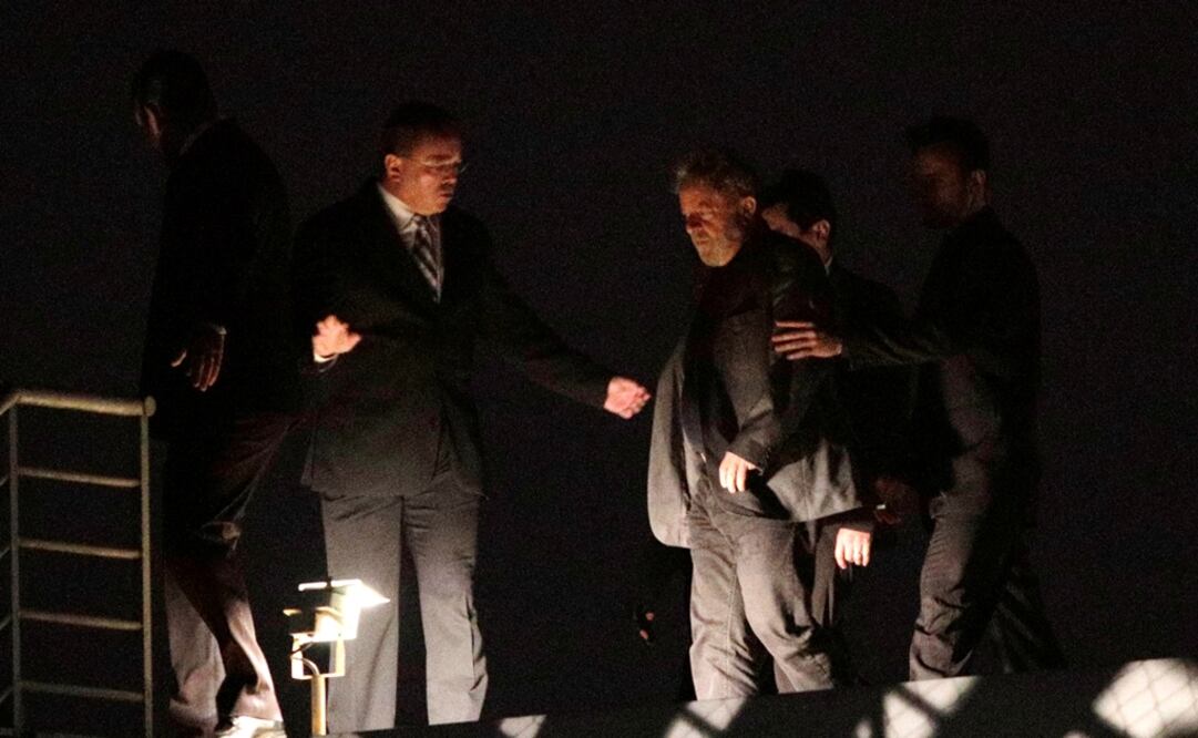 Lula da Silva arriving at Federal Police headquarters in Curitiba – Photo: Ricardo Moraes/REUTERS