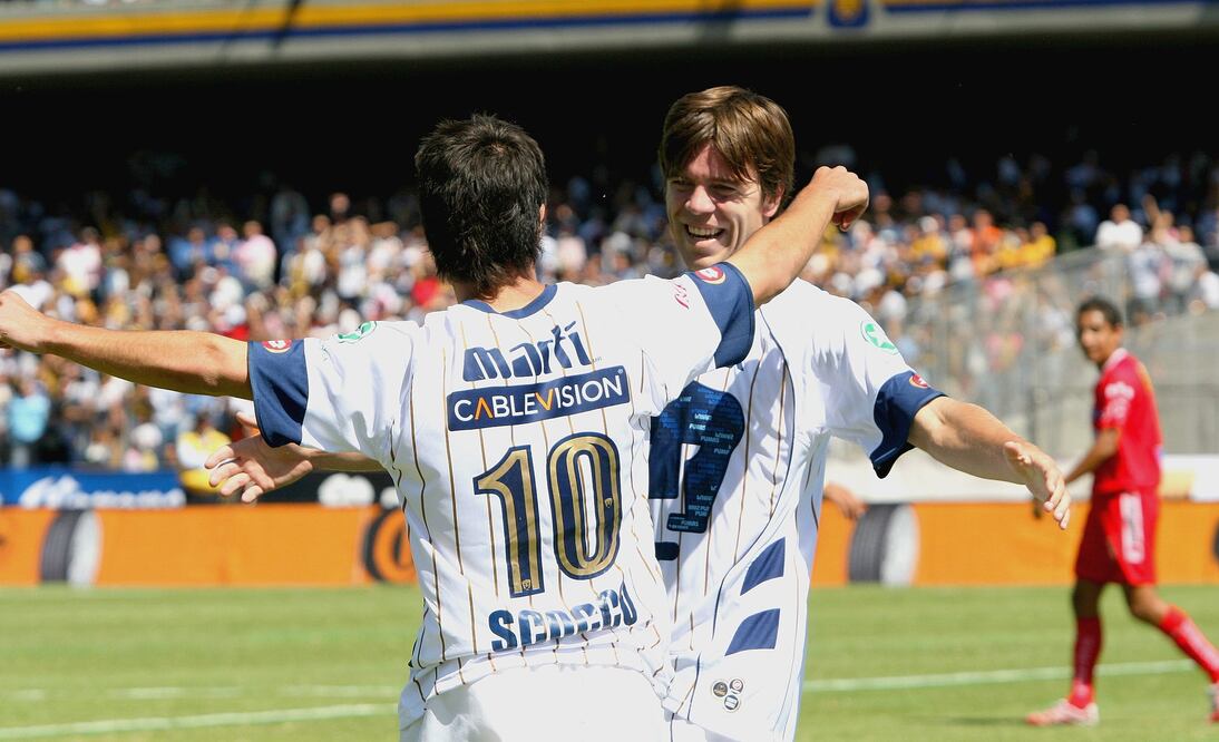 Ignacio Scocco y Esteban Solari festejan un gol durante el Pumas 8-0 Veracruz en el Apertura 2007 - FOTO: Archivo El Universal