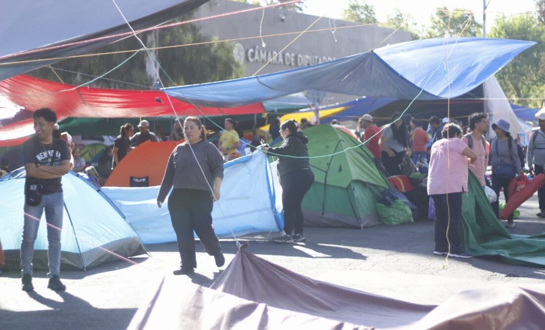 Maestros de la CNTE retiran plantón que mantenían en San Lázaro (14/11/2025). Foto: Fernanda Zamora / EL UNIVERSAL