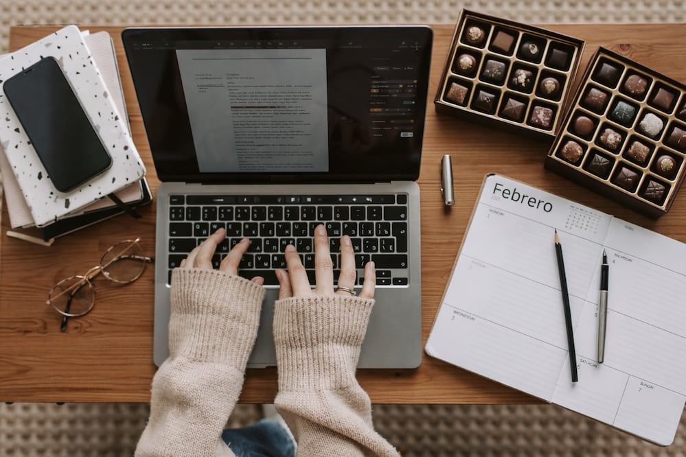 Conoce cuánto deben pagarte por ley si vas a trabajar el 2 de febrero, Día de la Candelaria este 2026. Foto: Creada con IA (ChatGPT)