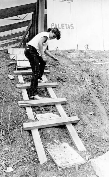Escaleras improvisadas en el tianguis de Gustavo A. Madero. Entre las condiciones para instalar los “estadios electrónicos” se incluyó el pago de un seguro en favor del DDF que cubriera cualquier siniestro. Foto: Gildardo Solís/Archivo EL UNIVERSAL.