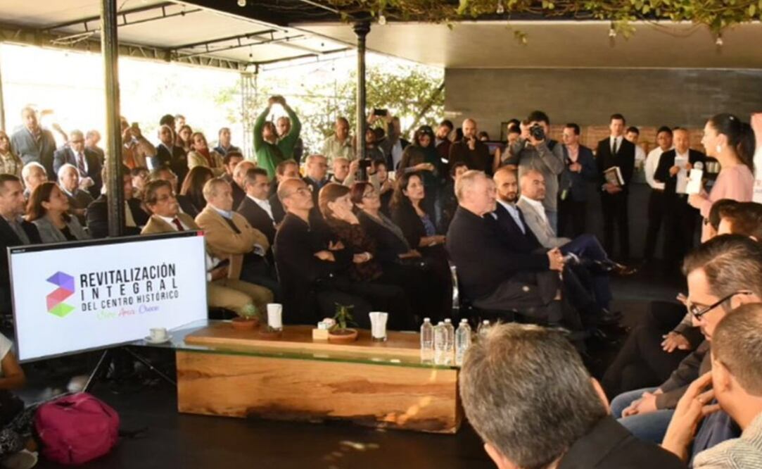 La ex jefa delegacional en Tlalpan habló ante empresarios esta mañana. Foto: Twitter @Claudiashein