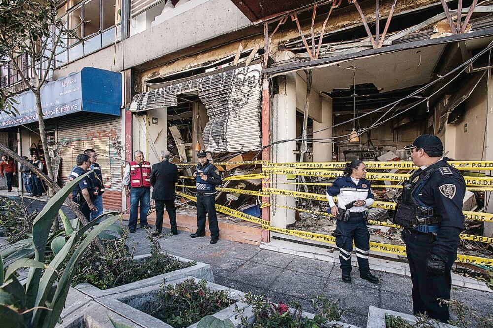 La cafetería Itzel, ubicada en el número 127 del Eje 7 Sur Félix Cuevas, explotó a las 7:45 de la mañana. Su propietaria, de 53 años, sufrió quemaduras en el cuerpo y varias personas resultaron con heridas leves (GERMÁN ESPINOSA. EL UNIVERSAL)