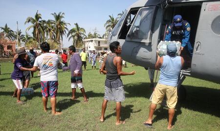 Se han repartido 370 mil despensas a damnificados en Acapulco por “Otis”: Marina