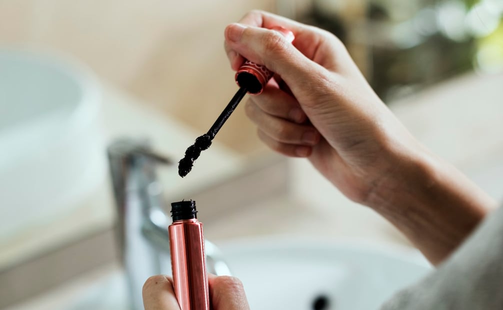 Guarda tu rímel en lugares frescos o cálidos para que su consistencia no cambie. Foto: Freepik