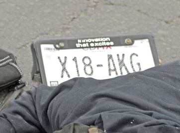 Arrolla a adulto mayor y pierde placa de auto por el impacto