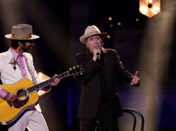 Joaquín Sabina reaparece y celebra sus 73 años en la gala de los Goya