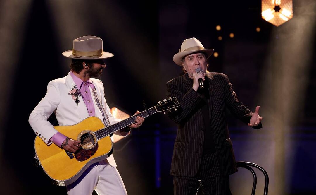 El cantautor Joaquín Sabina acompañado por Leiva a la guitarra, interpretan "Tan joven y tan viejo". Foto: EFE