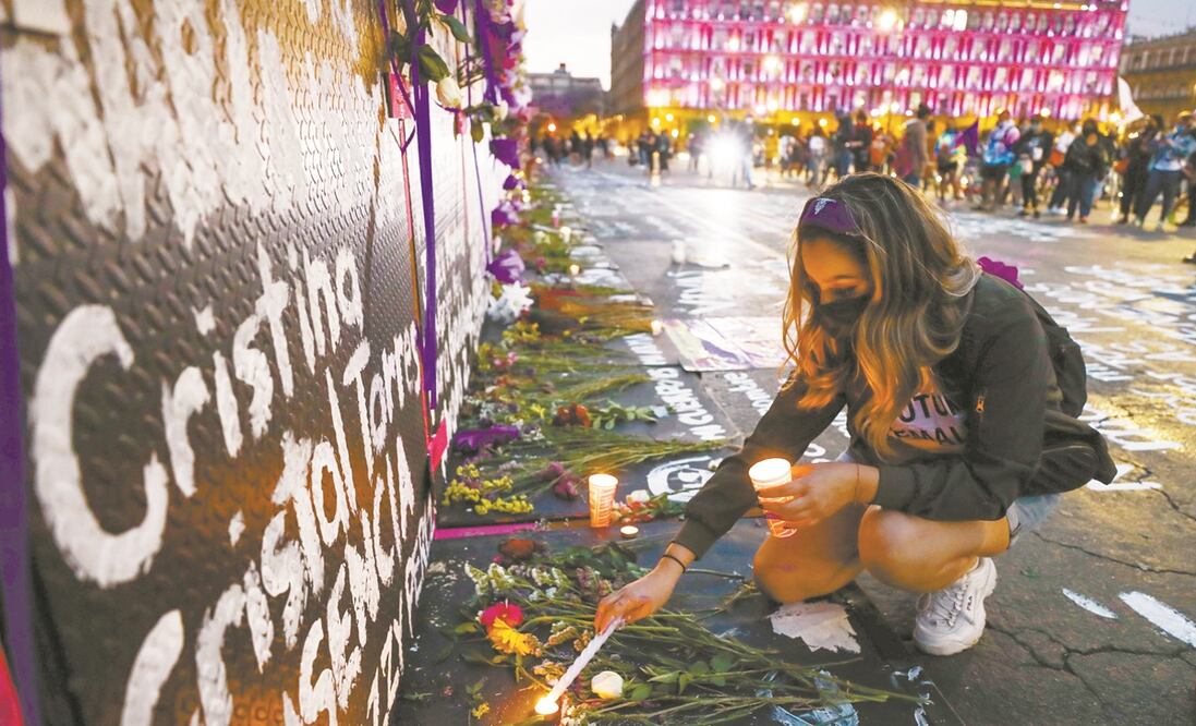 Algunas de las participantes reconocieron el nombre de un familiar o amiga en el muro que protege a Palacio Nacional. Foto: DIEGO SIMÓN. EL UNIVERSAL