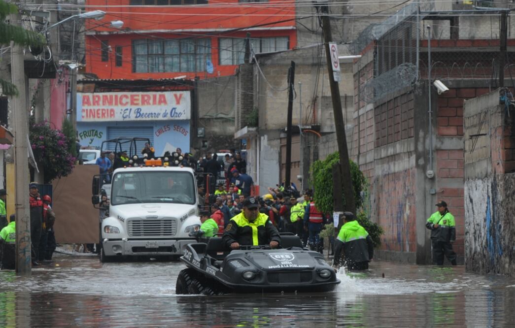Miembros de diferentes corporaciones del Estado de México laboran para bajar los niveles de agua en Cuautitlán Izcalli luego de que las lluvias causaron el desbordamiento de la presa El Ángulo. 