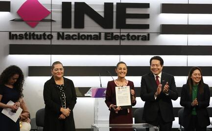 Al grito de ¡Presidenta!, Sheinbaum se registra ante el INE como candidata presidencial