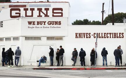 Largas filas de compradores frente a la tienda de armas por coronavirus