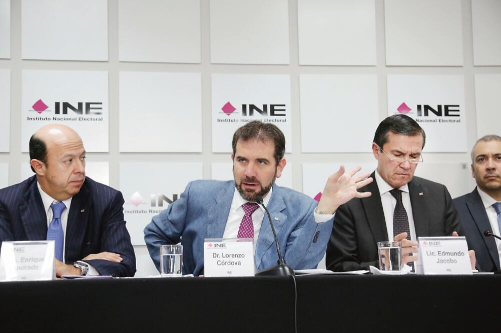 Al anunciar que 37.3 millones de ciudadanos tendrán derecho a elegir a mil 819 cargos públicos, el consejero presidente del INE, Lorenzo Córdova (segundo de izq. a der.), pidió a los votantes “adueñarse” de los comicios (LUIS CORTÉS. EL UNIVERSAL)