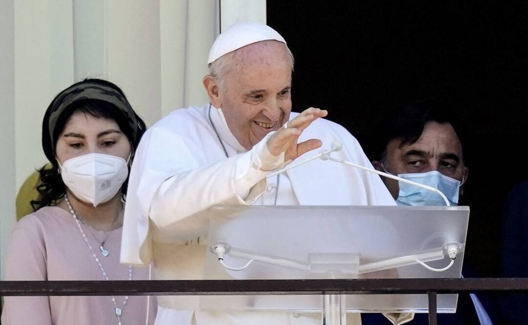 El papa Francisco en un balcón del Policlínico Universitario Agostino Gemelli, 11 de julio de 2021, recuperado de una operación de intestino. El pontífice regresó al hospital este 7 de junio para una nueva operación. Foto AP