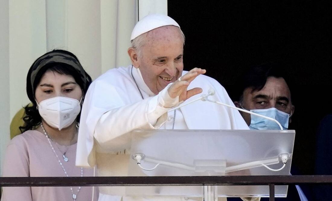 El papa Francisco en un balcón del Policlínico Universitario Agostino Gemelli, 11 de julio de 2021, recuperado de una operación de intestino. El pontífice regresó al hospital este 7 de junio para una nueva operación. Foto AP
