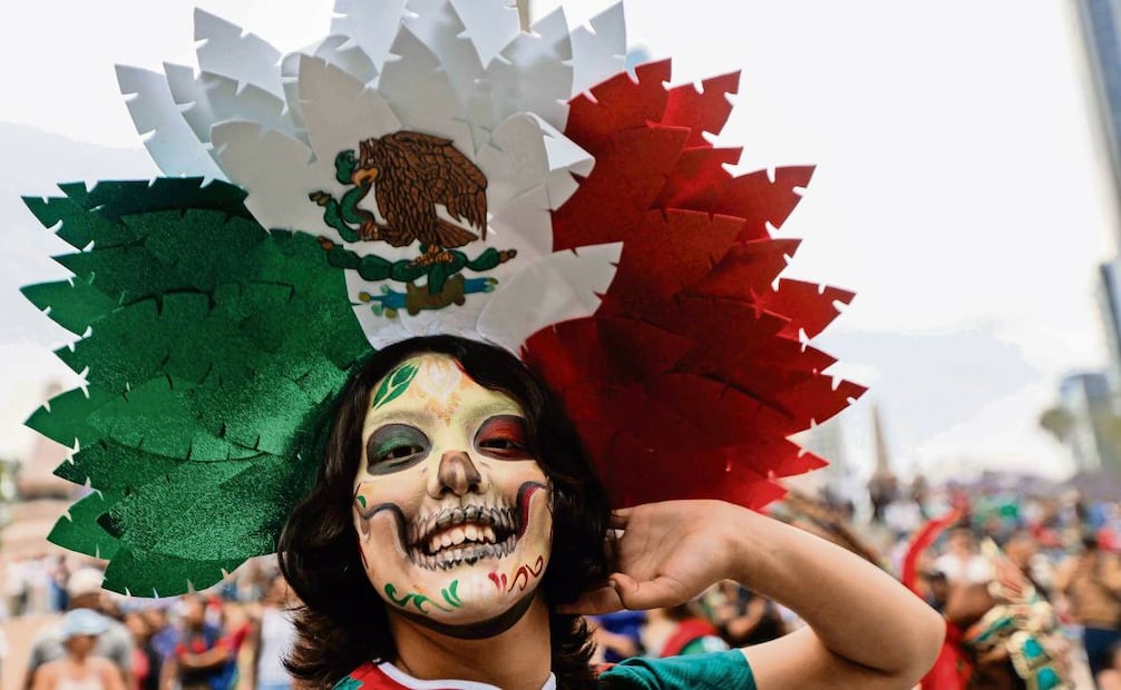 Entre batucadas y bandas de guerra, catrinas recorrieron calles del Centro. Foto: Diego Simón Sánchez / EL UNIVERSAL